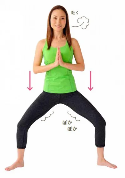 浅いスクワットのポーズ2：太ももの後ろ側を使って腰を落とし、バランスを保てるところでゆっくり5呼吸