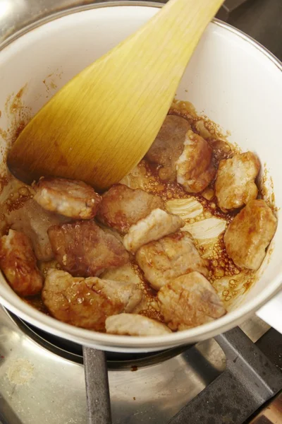 砂糖を焦がしてカラメル状にし、焼いた豚肉を加えてなじませるのがコツ。カラメルのコクと苦みが加わるので、ルウで作ったカレーが長時間煮込んだような深い味わいに！