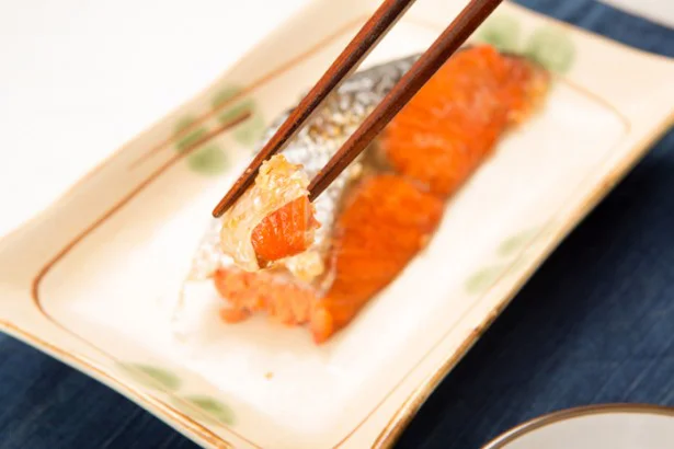 焼き魚は左から一口大に切って食べます。自分の口幅より小さく切りましょう。