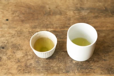 最初の1杯は分量が少量。左は小さめの湯飲み（豆茶碗）、右は通常の湯飲みで入れた場合。