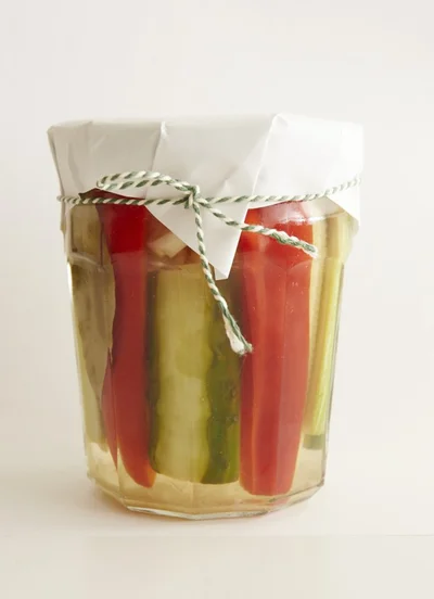 野菜の詰め方で華やかに！　「瓶詰めカラフルピクルス」