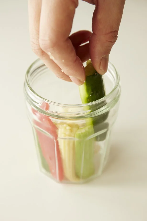 ガラス瓶の側面に沿って、野菜を彩りよく並べるのがポイント。野菜の長さも切りそろえて。