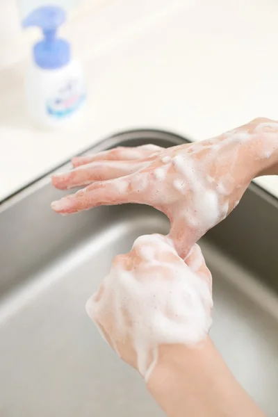 洗い残しが多いのは指（爪の間やしわ）や、手首。特に親指は意識して洗うようにしてみて。