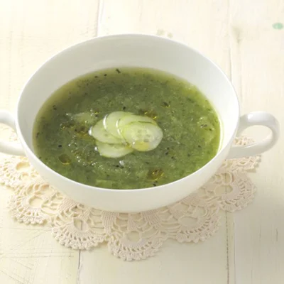きゅうりとキウイのすりおろしスープ。夏にぴったりの爽やかでさっぱりとした味わい。
