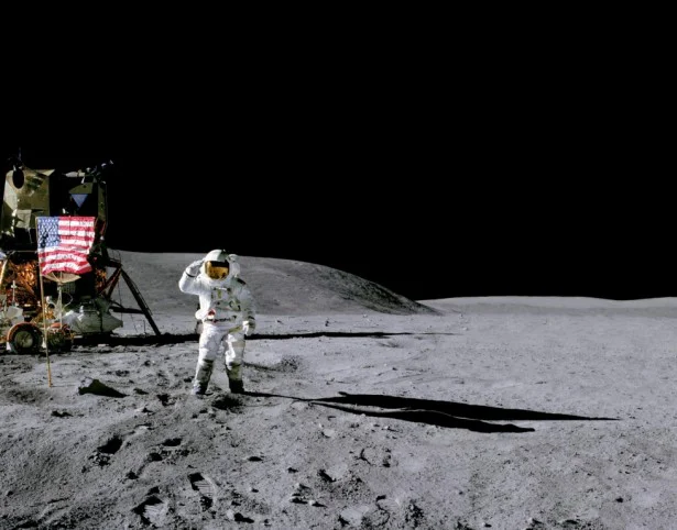 月面に降り立った宇宙飛行士（アポロ16号）