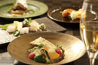 夕食は岩井料理長が創作する繊細な味わいの和食コース料理。