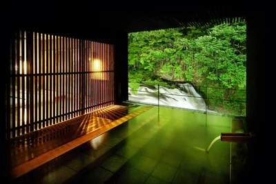 伏見ヶ滝を間近で眺められる露天風呂「瀧美の湯」。