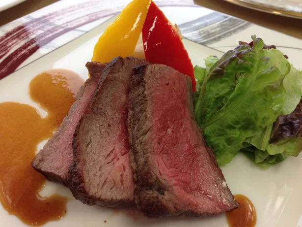 福島県産牛を使ったロースステーキは赤ワインソースでいただく！