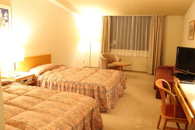 ベッドを備えた心地いいツインルームは、32平方メートルのゆとりある広さ。