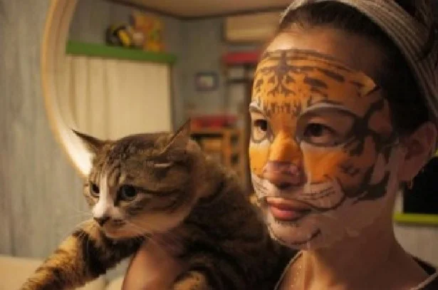 話題の「動物フェイスパック」。猫の反応は？
