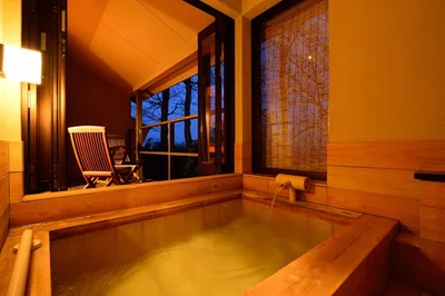 檜の半露天風呂は和室タイプの離れにて入浴することが可能。