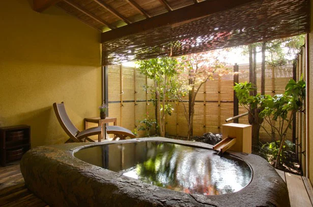 巨石をくりぬいた岩風呂と坪庭付きの客室「松籟」。