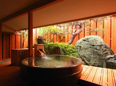 木々の緑が映え、情緒あふれる客室Dタイプの露天風呂。
