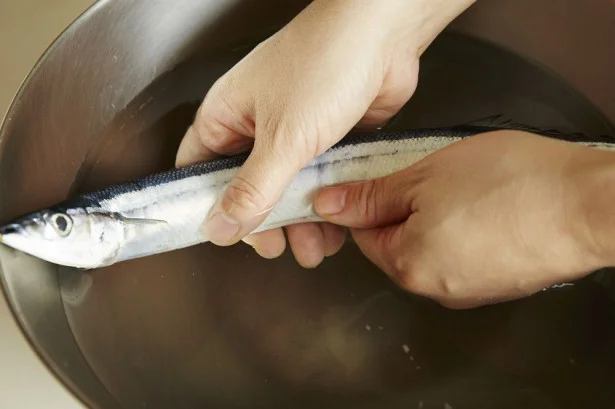 水で洗い、水けをよく拭き取りましょう