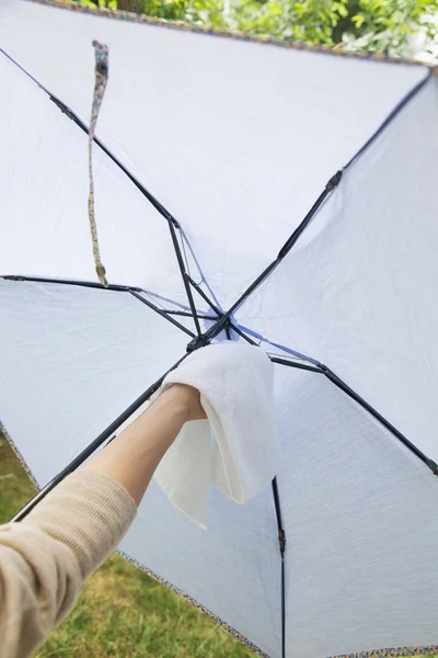 日傘の骨の部分は水が溜まりやすいので、乾いたタオルなどでよくふき取って。