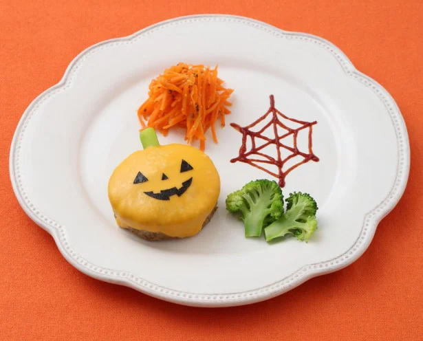 人気メニューをデコってハロウィーンプレートに！
