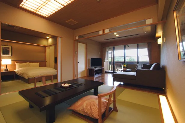 8畳の和室にベッドルームが備わった本館の露天風呂付き客室。