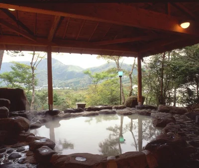 箱根外輪山の雄大な眺めを望める大浴場の露天風呂「はぐれ雲」。