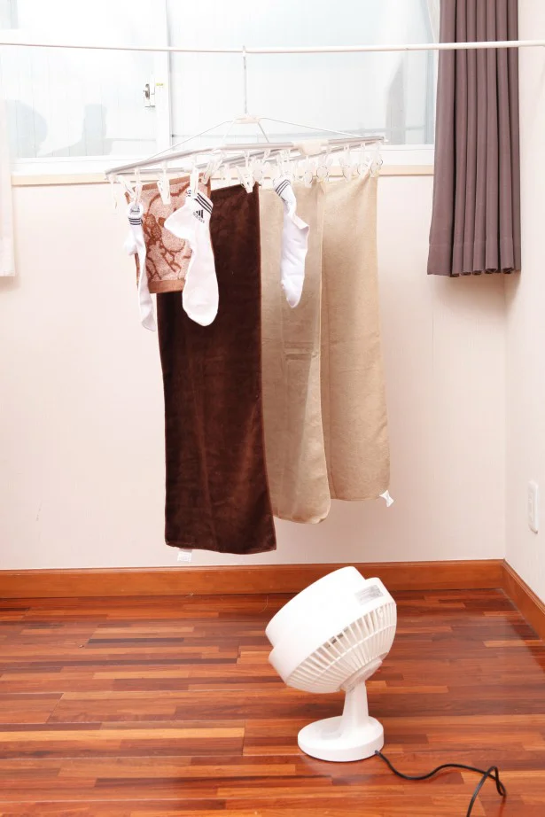 室内に洗濯ものを干す場合は、サーキュレーターや除湿機の衣類乾燥モードなどで風を当てるのが効果的。