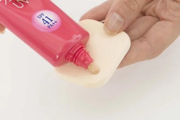 UVケアクリームやBBクリームはファンデ用のスポンジでつけると時間短縮、手も汚れません
