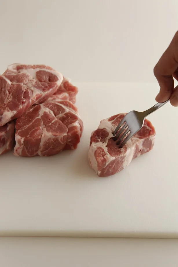 豚肉は3等分に切り、切り口を両面とも5～6カ所ずつフォークで刺す。これでしっかり味がしみ込む。