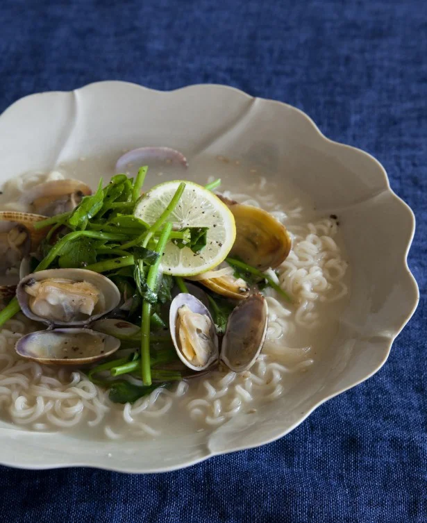 あさりの蒸し汁でおいしさアップ！「あさりとせりの塩ラーメン」