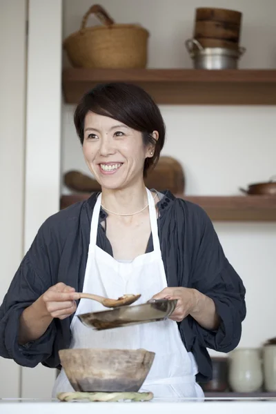 ササッと手際よく、ラーメンを作るワタナベマキさん