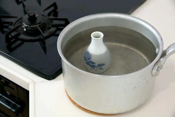 沸騰後、鍋を火からおろしてから、とっくりを鍋に入れるように。