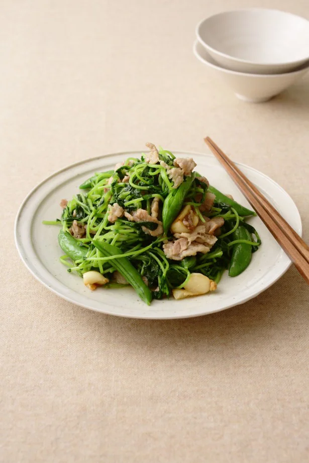 シャキシャキの歯ざわり！豆苗と豚肉のにんにく塩炒め