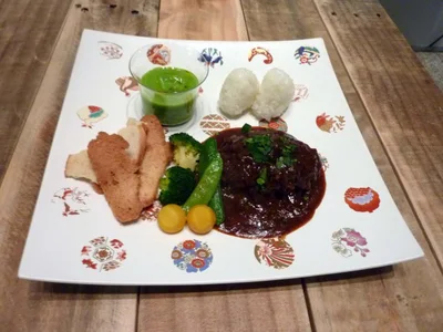 当日のメニュー。（※器は、イベントでも話題にあがった、リバースプロジェクトプロデュースの有田焼）