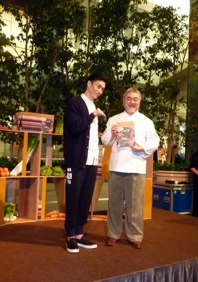 イベント終了後。本を持って2人ともにこやかにポーズ。