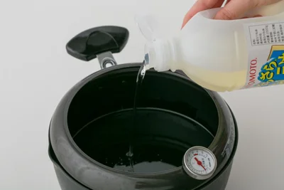 揚げ物をすると、鍋の油も減ってきます。その減った分を新しい油で補うことを差し油といいます。差し油をしながら使うと、油の劣化が緩やかになり長持ちします。