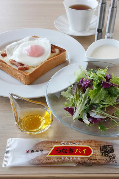 「うなぎパイと浜松野菜のサラダ仕立て＆お菓子作りの発想から生まれた春華堂ホットブレッド（クロックマダム風目玉焼きのっけ）」