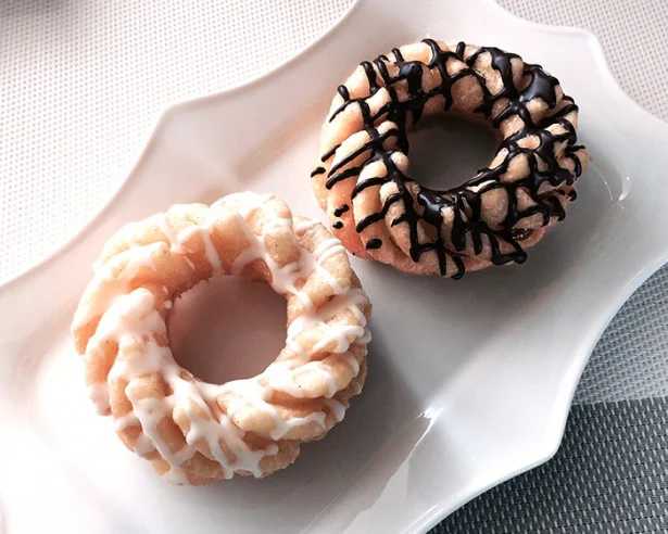 フワッと軽い、シュークリームのような新食感ドーナツは2種。