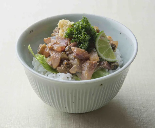 「お手軽なめろう丼」。すだちを搾ってさっぱりテイストに。