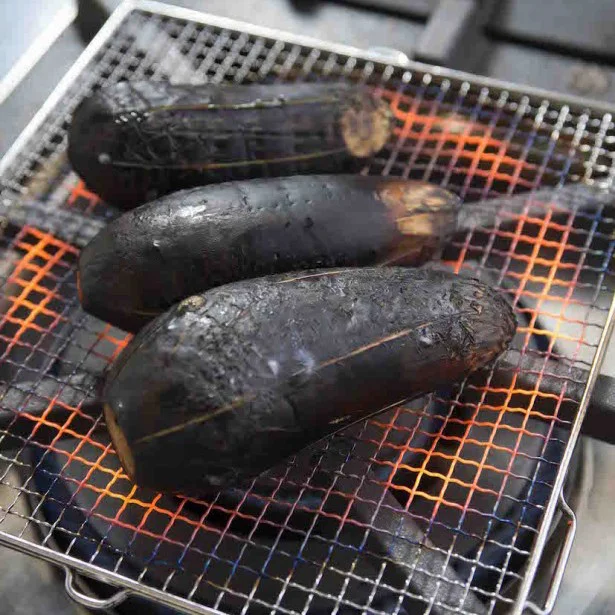 焼きなすは黒焦げになるまで焼く