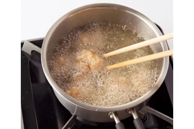 小鍋にぎっしり入れて揚げると、油が少なめで済みますよ！