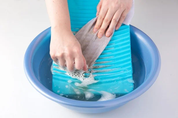 洗濯板を使う場合は、溝のカーブは下向きに。洗剤液がとどまりやすくなる。