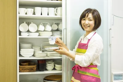 「食器は、ふだん用と来客用を分けません。数を絞って種類を揃え、入れやすく、管理しやすくしています」と井田さん。