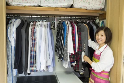 着た服を左から戻すようにします。「右寄りに掛けてある服が、処分の対象です」と井田さん。