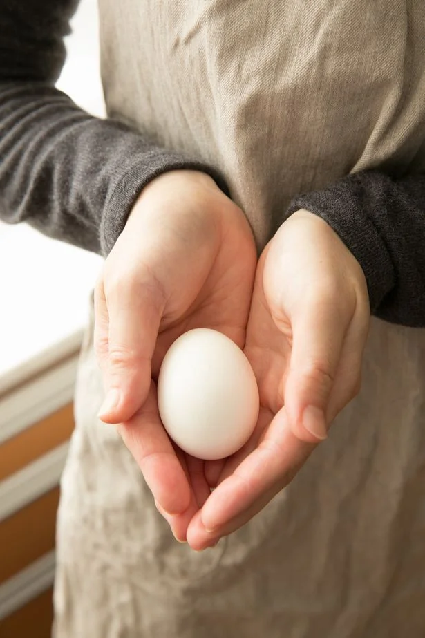 ゆで卵をエプロンのポケットに入れカイロ代わりに