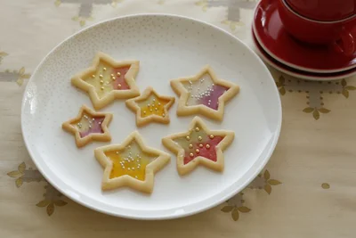 【写真を見る】「キラキラ星のステンドグラスクッキー」。色んな色のあめを使って作り、お皿に並べると楽しい。