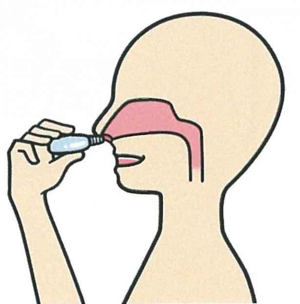 鼻うがい（2）鼻洗浄液を鼻の穴にセット