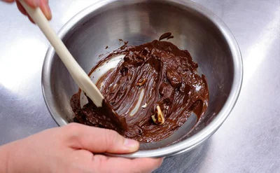 チョコレートが半分溶けたらゴムべらでなめらかになるまで溶かし混ぜる