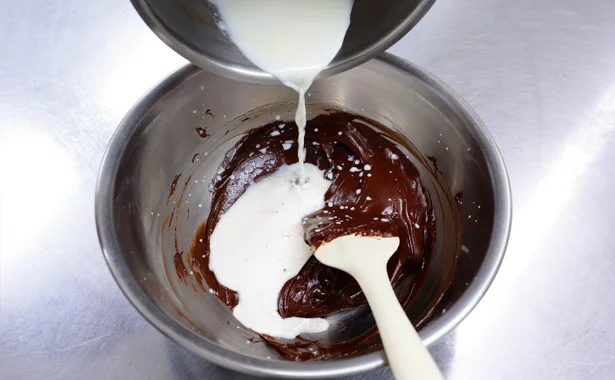 生クリームと牛乳を合わせて温めたものを、チョコレートに加えて混ぜる。