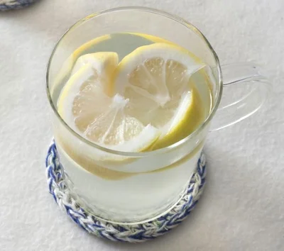 【写真を見る】50℃レモンウォーターのレシピ。カップに50～60℃の湯1カップを入れる。国産レモンのくし形切り1/2個分の果汁を搾り、搾ったレモンも皮ごと加える(はちみつを加えても)