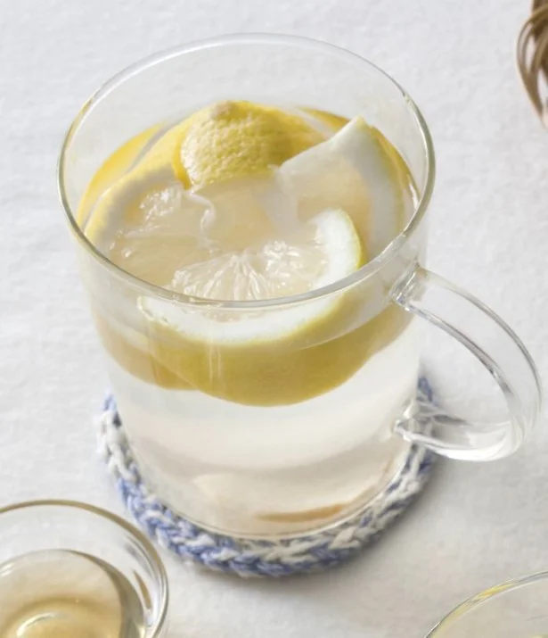 50℃しょうがレモンウォーター。カップに生姜の薄切り2枚と熱湯1カップを入れ、50～60℃にさます。国産レモン1/2個分の果汁を搾り、搾ったレモンも皮ごと加える(はちみつを加えても)
