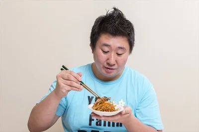 「香りがいい！」とフォーリンデブはっしーさん。「きんぴら」を早速試食