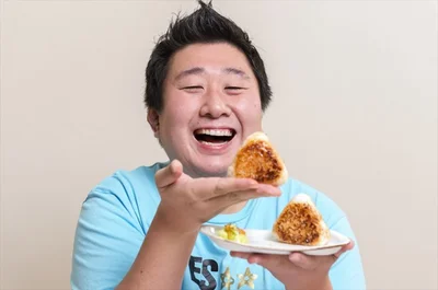 おにぎり大使も務めているフォーリンデブはっしーさん。「焼きおにぎり」を手に、「早く食べたい！」ととっても幸せそう！