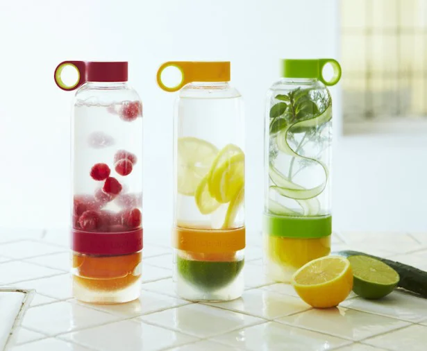 フルーツや野菜を実際に容器に入れて作る飲み物「インフューズドウォーター」